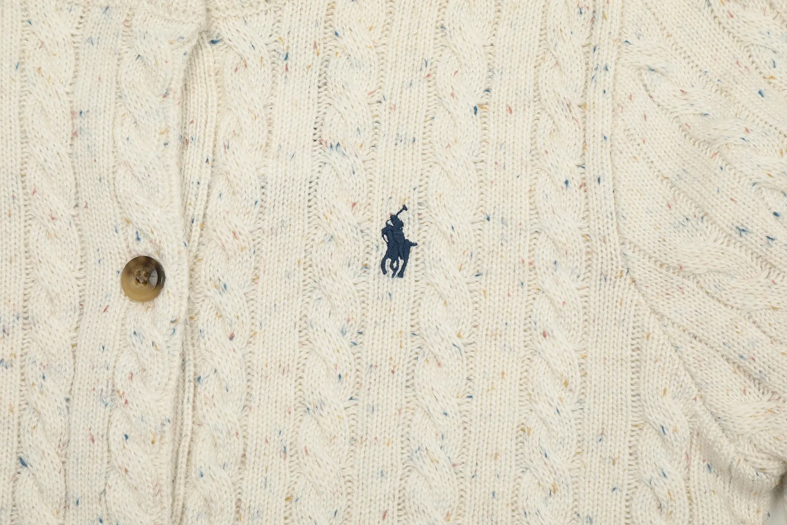 P230 Top quality" Style number: DS018# [Ralph Lauren wool blended pony embroidered logo twist knitted cardigan] ✅Ralph Lauren gradient multi-color dot versatile knitted cardigan jacket for all seasons ✅15% Merino cotton wool 85% wool blend Customized laser buttons Clean and clear texture ✅ZP quality 1:1 version Scan the code to enter the GF website Counter quality ✅Detailed quality The only one in Guangzhou Imported quality wool, focusing on high-end, cost-effective, good quality needless to say ✅The version is restored to the original order, the maximum size can be worn up to 150 pounds, loose, comfortable and stress-free ✅The upper body is simple and easy to match, a must-have for goddess ootd. Good-looking clothes are never picky. A must-have in the goddess's wardrobe. Size: S-L Color: Navy blue, light blue, off-white, leather pink, Christmas red